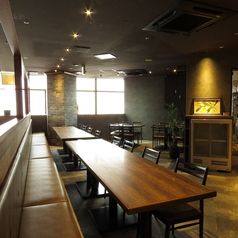 【4名様～8名様向けのテーブル席】温かみのある照明で落ち着いた雰囲気を演出しております。