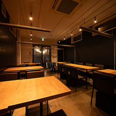 3名様~半個室可能◎落ち着いた灯りが心地よく照らすスタイリッシュな店内は、木目のテーブルと黒を基調とした空間が大人の雰囲気を演出。広々としたレイアウトで、少人数からグループまでゆったり過ごせます。デートや友人との食事はもちろん、仕事帰りの一杯にも最適な上質でリラックスできるダイニング空間です。