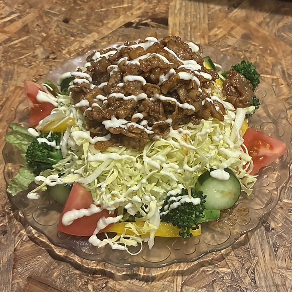 ボリューム満点の焼肉サラダは彩り豊かな野菜をたっぷり使用。特製のタレがお肉の旨味を引立てる★