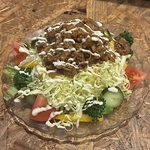 ボリューム満点の焼肉サラダは彩り豊かな野菜をたっぷり使用。特製のタレがお肉の旨味を引立てる★