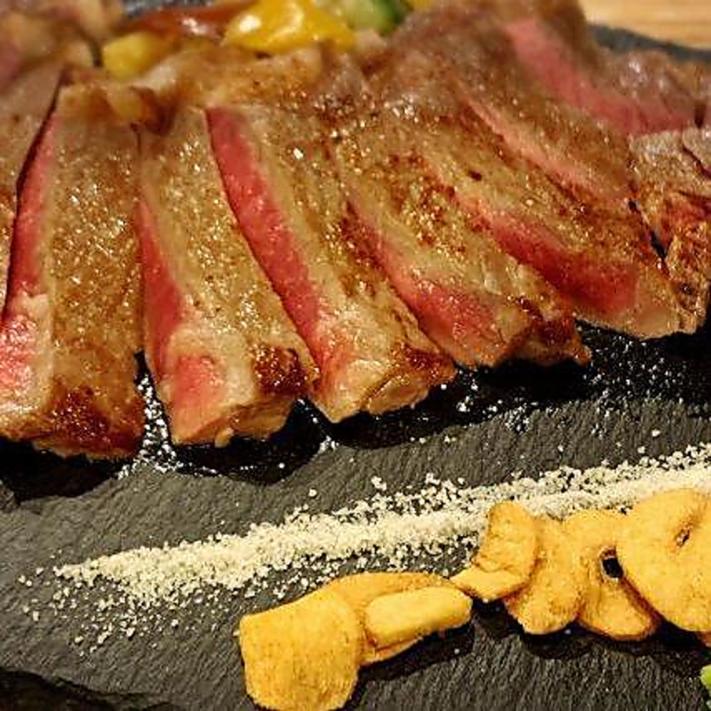 【サーロインステーキ】国産牛肉を使用した逸品。ジューシーで柔らかい上質なお肉をご堪能ください！