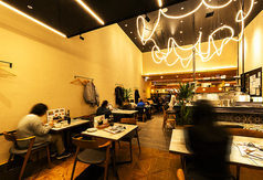 シックでゆったりとお過ごしいただけるテーブル席