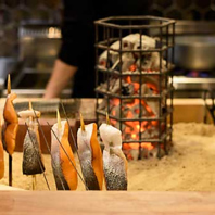 囲炉裏で焼かれた鮮魚の香ばしい香りが店内に広がります