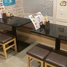 少人数から大人数まで、様々な宴会に対応できるよう、人数に合わせて最適なテーブル席をご用意いたします。広々とした空間で、ご友人や会社の同僚と、心ゆくまで宴会をお楽しみください。