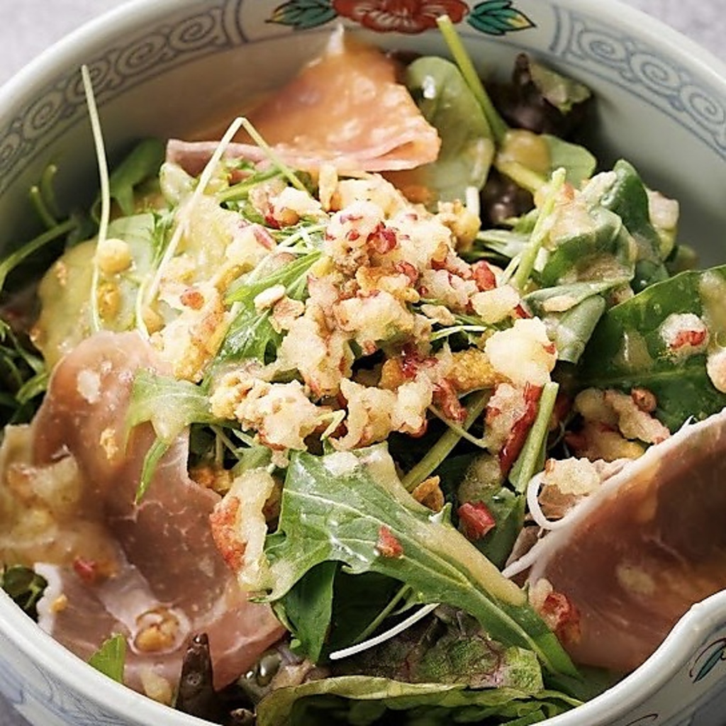 四季折々の旬素材を使った料理は一品料理からサラダや揚げ物まで多彩なメニューをご用意しています。