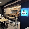 どのお席も余裕を持って配置されており、隣を気にせずゆったりと寛げるのが当店の自慢です。広いテーブルと座席で、自慢の料理やお酒を心ゆくまでお楽しみいただけます♪
