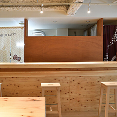 店内は元美容室を改装した全面窓ガラスの明るくアットホームな空間です。