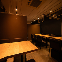 3名様から14名様まで対応できる半個室空間をご用意しております。周囲を気にせず会話を楽しめる程よいプライベート感が魅力で、少人数の食事会から中規模の宴会まで幅広く対応可能。落ち着いた雰囲気の中で、仲間や大切な方とゆったりと過ごせる快適な空間です。
