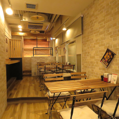 当店のカウンター席は5席ご用意しており、おひとり様も大歓迎です。落ち着いた雰囲気の中で、ゆったりとお食事を楽しむことができます。カウンターならではのアットホームな空間で、美味しいバーガーを味わいながら、リラックスしたひとときをお過ごしください。忙しい日常の中で、心地よい時間をぜひお楽しみください。