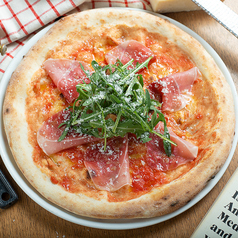 生ハムとルッコラのピッツァ