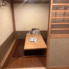 【情緒あふれる和モダンな店内】やわらかな照明が灯る、落ち着きのある和モダン空間。仕事帰りの一杯からご友人との飲み会、ご家族でのお食事まで幅広いシーンでご利用いただけます。日本酒を片手に、季節のおばんざいや熱々のおでんを心ゆくまでお楽しみください。