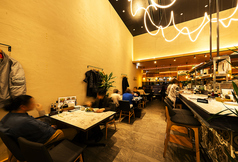 シックでゆったりとお過ごしいただけるテーブル席