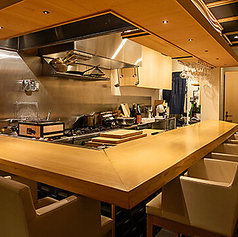 お出汁と炭のいい香りが漂う店内にはカウンター席があり、炭焼きの様子を見ながらお過ごしいただけます。