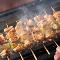 毎日丁寧に串打ちし、備長炭で香ばしく焼き上げる自慢の焼き鳥。素材の旨みと絶妙な焼き加減がやみつきになります。