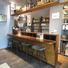 目の前で焼き上がる臨場感が魅力の特等席。お一人様やデートに、スタッフとの会話も弾みます。