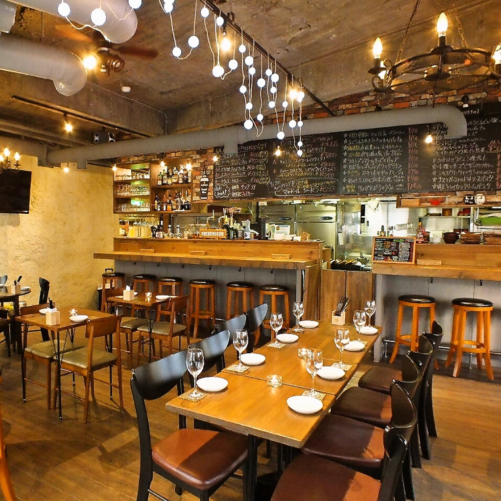 古城のようなおしゃれな店内。貸切は25名～45名迄。大型テレビ、マイク、音響設備完備！