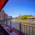 甲突川と桜島を眺めることができるテラス席です。爽やかな風を感じながら、ゆったりとお食事をお楽しみください。
