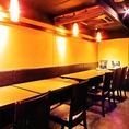【4名様～8名様向けのテーブル席】温かみのある照明で落ち着いた雰囲気を演出しております。周りが仕切られたBOXのお席なら、人目を気にすることなくお楽しみいただけます。※店内写真はイメージ写真を使用しています