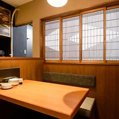 2名様掛けのテーブル席は、落ち着いた雰囲気の中、炉端でじっくり焼かれた料理を楽しみながら、ゆったりとした時間をお過ごしいただけるお席です。特別なデートや大切な方との大人の時間に最適な空間です。美味しい料理と共に、心温まるひとときをお楽しみください。炉端の温もりを感じながら、思い出作りにお越し下さい!