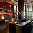 横並びで語らうのにぴったりのセンターカウンター席もご用意しております。