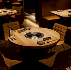 ２名様専用円卓テーブル【大阪/なんば/難波/心斎橋/韓国料理/焼肉/黒毛和牛/神戸牛/ランチ/昼飲み/ユッケ/サンナッチ/ユッケタンタンイ/タン/ハラミ/個室/誕生日/半個室/鍋/忘年会/新年会/宴会/寿司/なんばパークス/飲み放題/サムギョプサル/力丸/牛角/食べ放題/食べ飲み放題】