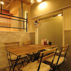 当店はウッド調のオシャレな内観で、観葉植物が配置されたカフェテイストの空間が魅力です。落ち着いた雰囲気の中で、リラックスしながら美味しい料理を楽しむことができるため、デートにも最適です。大切な人との特別なひとときを、心地よい空間でお過ごしください。お待ちしております!