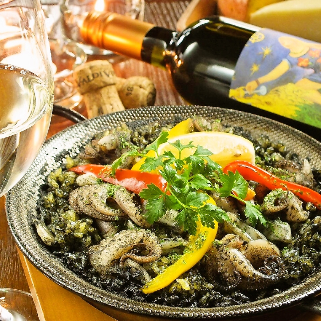 カジェーロ名物！赤・白・黒のパエリア★※写真はイカ墨をベースとした黒のパエリア♪