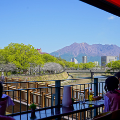 カウンタータイプのテラス席。甲突川と桜島を眺めることができるテラス席です。爽やかな風を感じながら、ゆったりとお食事をお楽しみください。