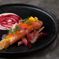 サーモンフォンダン 白ワインソース ビーツとりんごとアンディーブのサラダ