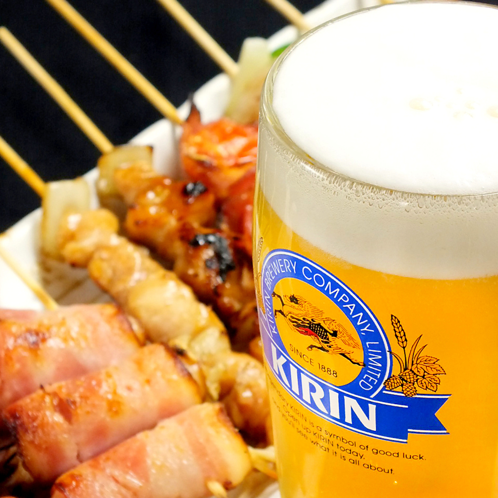 やっぱり焼き鳥はビールとの相性が最高！ビール冷えてます♪   