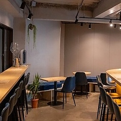 ゆったりとお過ごしいただけるテーブル席ございます。仕事帰りの飲み会や少人数の集まりにも最適なお席です。