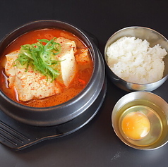 豆腐と旨辛スープが絶妙な「自家製豆腐のスンドゥブ」の写真