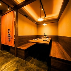 【2F】木の温もりを感じる落ち着いた空間。各テーブルはゆったりと配置されており、周囲を気にせずくつろげるのが魅力です。人数に合わせた柔軟なレイアウトで、少人数からグループ利用まで幅広く対応。食事と会話をゆったり楽しめる、居心地の良さが自慢です。