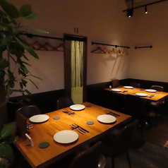 木の温もりがあふれるテーブル席は、ご友人やご家族との会食、女子会などの集まりにぴったり!落ち着いた温かな照明に包まれたシックな空間で、周りを気にせずゆったりと会話とお食事をお楽しみいただけます♪少人数でのご利用から各種お集まりまで、幅広いシーンで◎