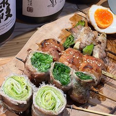 職人技で焼き上げる香ばしい炭火串焼きと名物肉巻き串