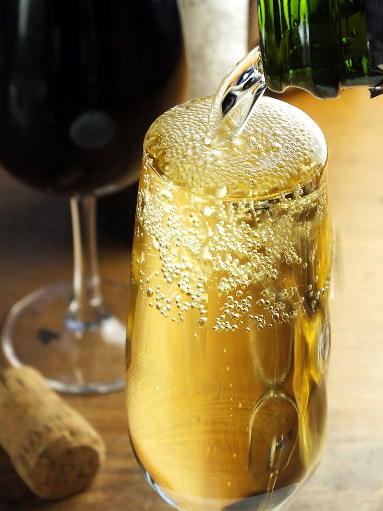 生ビール・スパークリングワイン込飲み放題はクーポン利用で980円（抜）