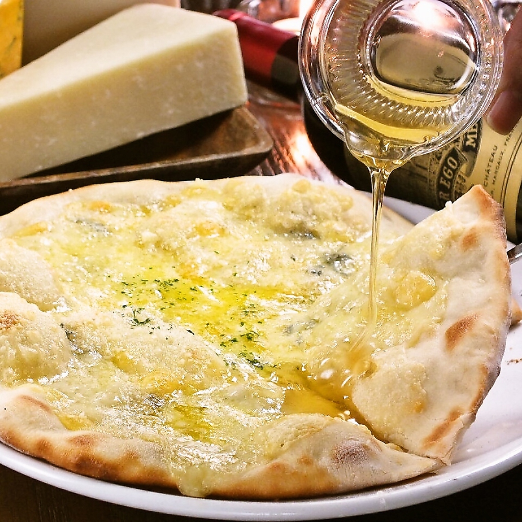 はちみつをかけて召し上がっていただきたいのは大人気のチーズピザ★女性に大人気