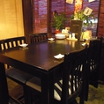 半個室のテーブルは、4名席×3卓。落ち着いて、過ごしていただける様な内装になっています。4名様から、ご注文可能なコースも2000円代～ございます。