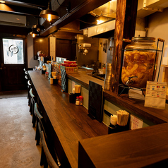 【カウンター席】お二人での食事にぴったりの寛ぎのカウンター席。お一人様でも気さくな店長と楽しくお過ごしいただけます★