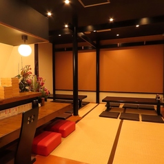 2名様~6名様掛けのお座敷を2箇所ご用意しております!落ち着いた雰囲気の中で、友人や家族とリラックスしながらお食事を楽しむことができます。是非ご利用ください♪