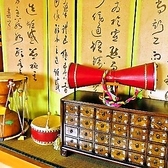 韓国の民族楽器チャングや、ヤクジャンと呼ばれる薬棚などがならび、インテリアも韓国風にまとめられている。