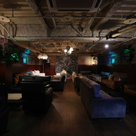 遺跡を模した重厚な石壁と青い光◎栄の隠れ家VIP席