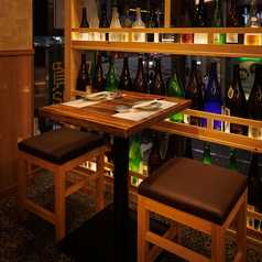 開放的なオープンテーブル席は、少人数の飲み会やカジュアルな接待、デートにぴったりです。2～4名様に最適な空間で、リラックスした会話を楽しめます。肩肘張らない雰囲気でお食事をお楽しみいただけるので、さまざまなシーンに対応可能。心地よいサービスと共に、ゆったりとしたひとときをお過ごしください。