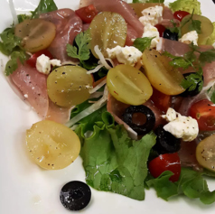 鉄板で焼き上げる！旨味を閉じ込めた肉料理