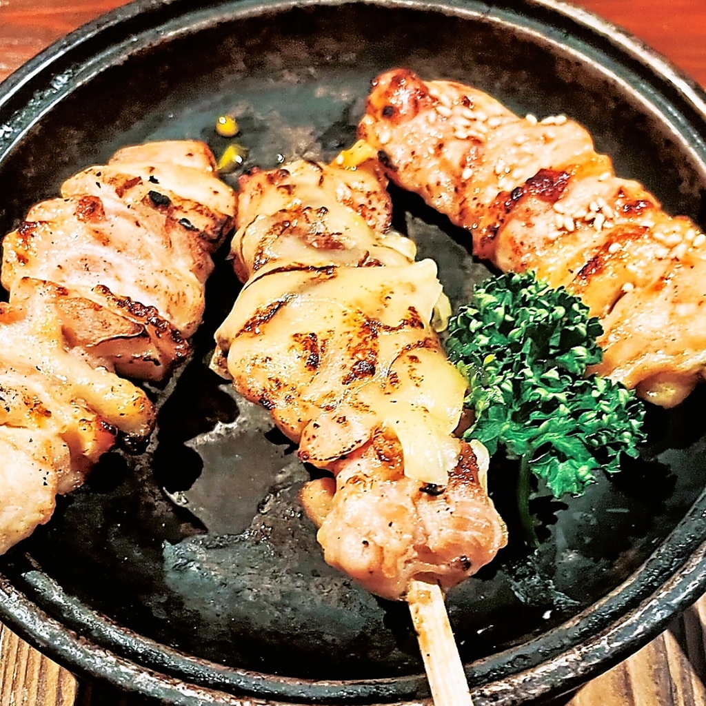 やきとりいろいろ三種盛りや、鶏つくね三種盛りなど、串焼きメニューも充実。単品串もございます。