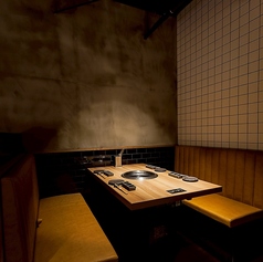 ４名様専用ソファーテーブル【大阪/なんば/難波/心斎橋/韓国料理/焼肉/黒毛和牛/神戸牛/ランチ/昼飲み/ユッケ/サンナッチ/ユッケタンタンイ/タン/ハラミ/個室/誕生日/半個室/鍋/忘年会/新年会/宴会/寿司/なんばパークス/飲み放題/サムギョプサル/力丸/牛角/食べ放題/食べ飲み放題】