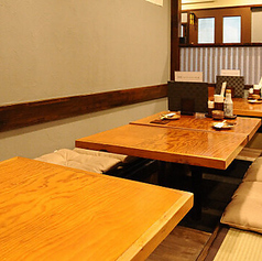 【落ち着いた和空間でくつろぎのひととき】足を伸ばしてゆったりと寛げる座敷席は、温かみのある木のテーブルと座布団が心地良い雰囲気を演出。仲間との食事や家族での団らんにも最適です。周囲を気にせずゆっくり過ごせるので、会話も弾みます。和の趣を感じながら、美味しい料理と共に心安らぐ時間をお楽しみください。