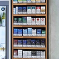 『＃TABACOましか』先代が始めたタバコ屋さん。今でも継続してお店の入り口で販売を行っています。