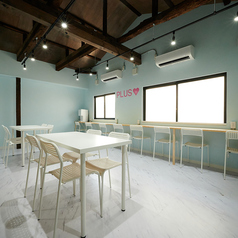 【おしゃれなブランチタイムに◎】おしゃれなブランチを楽しめる4人掛けテーブル席。友人と共に、素敵な朝を迎えながら、美味しい料理をシェアしてお楽しみいただけます。