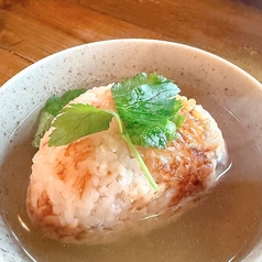 【鯛の旨みが凝縮！自家製出汁で味わう至福の〆】鯛釜飯のだし茶漬けの写真